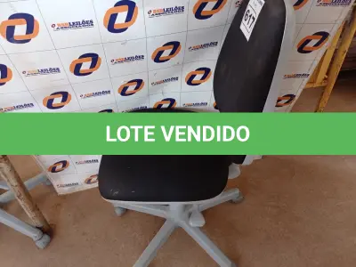 LOTE 617 - 01 CADEIRA DE ESCRITÓRIO COM BASE GIRATÓRIA. (NO ESTADO) ATENÇÃO! FAZER A VISITAÇÃO ANTES DE ARREMATAR, NÃO SABEMOS SE FUNCIONA. LEILÃO NÃO TEM GARANTIA E NEM DEVOLUÇÃO, SUJEITO A POSSÍVEIS AVARIAS VISÍVEIS/OCULTAS E/OU AUSÊNCIA DE COMPONENTES.