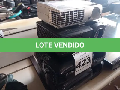 LOTE 423 - 04 PROJETORES MULTIMIDIA MARCAS E MODELOS DIVERSOS. (NO ESTADO) ATENÇÃO! FAZER A VISITAÇÃO ANTES DE ARREMATAR, NÃO SABEMOS SE FUNCIONA. LEILÃO NÃO TEM GARANTIA E NEM DEVOLUÇÃO, SUJEITO A POSSÍVEIS AVARIAS VISÍVEIS/OCULTAS E/OU AUSÊNCIA DE COMPONENTES.