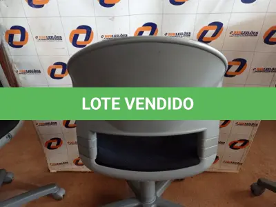 LOTE 575 - 01 CADEIRA DE ESCRITÓRIO COM BASE GIRATÓRIA. (NO ESTADO) ATENÇÃO! FAZER A VISITAÇÃO ANTES DE ARREMATAR, NÃO SABEMOS SE FUNCIONA. LEILÃO NÃO TEM GARANTIA E NEM DEVOLUÇÃO, SUJEITO A POSSÍVEIS AVARIAS VISÍVEIS/OCULTAS E/OU AUSÊNCIA DE COMPONENTES.