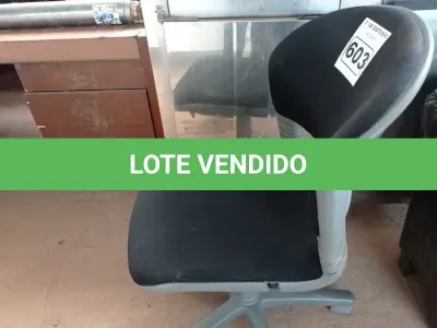 LOTE 603 - 01 CADEIRA DE ESCRITÓRIO COM BASE GIRATÓRIA. (NO ESTADO) ATENÇÃO! FAZER A VISITAÇÃO ANTES DE ARREMATAR, NÃO SABEMOS SE FUNCIONA. LEILÃO NÃO TEM GARANTIA E NEM DEVOLUÇÃO, SUJEITO A POSSÍVEIS AVARIAS VISÍVEIS/OCULTAS E/OU AUSÊNCIA DE COMPONENTES.