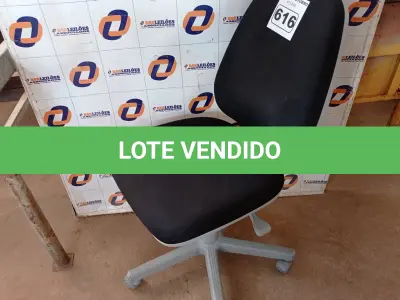 LOTE 616 - 01 CADEIRA DE ESCRITÓRIO COM BASE GIRATÓRIA. (NO ESTADO) ATENÇÃO! FAZER A VISITAÇÃO ANTES DE ARREMATAR, NÃO SABEMOS SE FUNCIONA. LEILÃO NÃO TEM GARANTIA E NEM DEVOLUÇÃO, SUJEITO A POSSÍVEIS AVARIAS VISÍVEIS/OCULTAS E/OU AUSÊNCIA DE COMPONENTES.