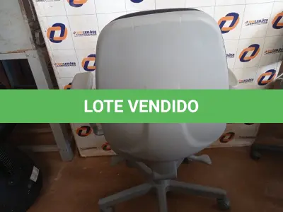 LOTE 594 - 01 CADEIRA DE ESCRITÓRIO COM BASE GIRATÓRIA. (NO ESTADO) ATENÇÃO! FAZER A VISITAÇÃO ANTES DE ARREMATAR, NÃO SABEMOS SE FUNCIONA. LEILÃO NÃO TEM GARANTIA E NEM DEVOLUÇÃO, SUJEITO A POSSÍVEIS AVARIAS VISÍVEIS/OCULTAS E/OU AUSÊNCIA DE COMPONENTES.