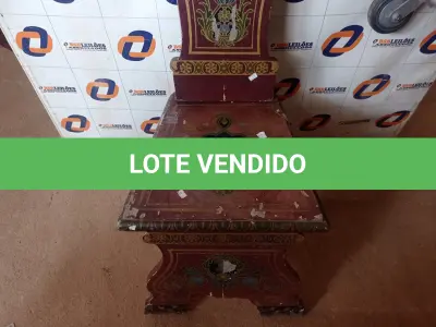 LOTE 528 - 01 CADEIRA ANTIGA EM MADEIRA. (NO ESTADO) ATENÇÃO! FAZER A VISITAÇÃO ANTES DE ARREMATAR, NÃO SABEMOS SE FUNCIONA. LEILÃO NÃO TEM GARANTIA E NEM DEVOLUÇÃO, SUJEITO A POSSÍVEIS AVARIAS VISÍVEIS/OCULTAS E/OU AUSÊNCIA DE COMPONENTES.