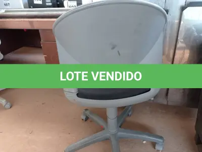 LOTE 603 - 01 CADEIRA DE ESCRITÓRIO COM BASE GIRATÓRIA. (NO ESTADO) ATENÇÃO! FAZER A VISITAÇÃO ANTES DE ARREMATAR, NÃO SABEMOS SE FUNCIONA. LEILÃO NÃO TEM GARANTIA E NEM DEVOLUÇÃO, SUJEITO A POSSÍVEIS AVARIAS VISÍVEIS/OCULTAS E/OU AUSÊNCIA DE COMPONENTES.
