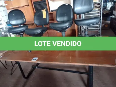 LOTE 550 - 01 MESA DE REUNIÃO COM BASE DE FERRO FUNDIDO E 04 CADEIRAS DE ESCRITÓRIO COM BASE GIRATÓRIA. (NO ESTADO) ATENÇÃO! FAZER A VISITAÇÃO ANTES DE ARREMATAR, NÃO SABEMOS SE FUNCIONA. LEILÃO NÃO TEM GARANTIA E NEM DEVOLUÇÃO, SUJEITO A POSSÍVEIS AVARIAS VISÍVEIS/OCULTAS E/OU AUSÊNCIA DE COMPONENTES.