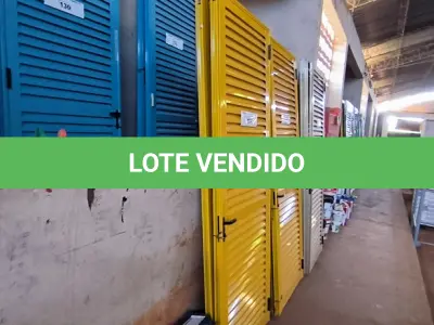 LOTE 134 - 02 PORTAS EM ALUMÍNIO 80X2,45 NA COR AMARELA (NO ESTADO, NÃO SABEMOS SE FUNCIONA. LEILÃO NÃO TEM GARANTIA E NEM DEVOLUÇÃO).