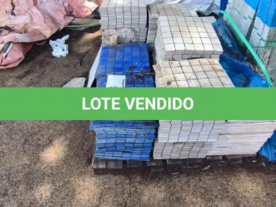 LOTE 272 - 01 LOTE COM REVESTIMENTOS 30X60 E PASTILHAS NA COR BRANCA E AZUL (NO ESTADO, NÃO SABEMOS SE FUNCIONA. LEILÃO NÃO TEM GARANTIA E NEM DEVOLUÇÃO).