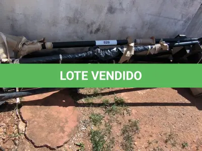 LOTE 020 - 06 POSTES SENDO 05 COM LUMINÁRIAS (NO ESTADO, NÃO SABEMOS SE FUNCIONA. LEILÃO NÃO TEM GARANTIA E NEM DEVOLUÇÃO).