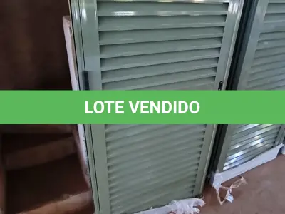 LOTE 195 - 02 PORTAS EM ALUMÍNIO 80X2,45 NA COR VERDE E AMARELO (NO ESTADO, NÃO SABEMOS SE FUNCIONA. LEILÃO NÃO TEM GARANTIA E NEM DEVOLUÇÃO).