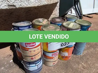 LOTE 023 - 01 LOTE COM LATAS DE TINTA DIVERSAS (NO ESTADO, NÃO SABEMOS SE FUNCIONA. LEILÃO NÃO TEM GARANTIA E NEM DEVOLUÇÃO).