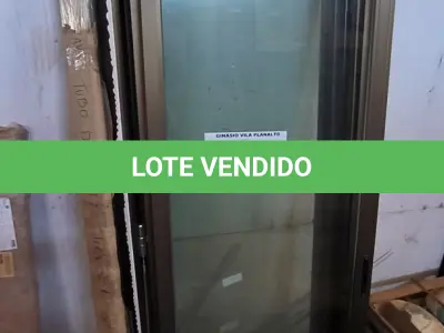 LOTE 183 - 04 PORTAS EM ALUMÍNIO COM VIDRO 90X2,44 (NO ESTADO, NÃO SABEMOS SE FUNCIONA. LEILÃO NÃO TEM GARANTIA E NEM DEVOLUÇÃO).