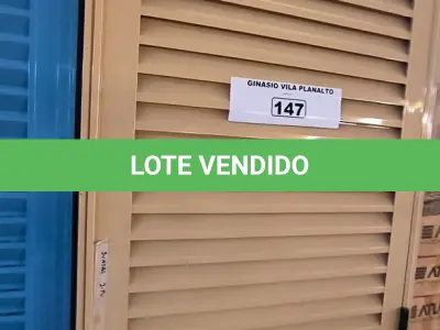 LOTE 147 - 02 PORTAS EM ALUMÍNIO 80X2,45 NA COR MARROM CLARO (NO ESTADO, NÃO SABEMOS SE FUNCIONA. LEILÃO NÃO TEM GARANTIA E NEM DEVOLUÇÃO).