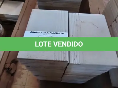 LOTE 076 - 01 LOTE COM REVESTIMENTOS 30X45 DIVERSOS (NO ESTADO, NÃO SABEMOS SE FUNCIONA. LEILÃO NÃO TEM GARANTIA E NEM DEVOLUÇÃO).