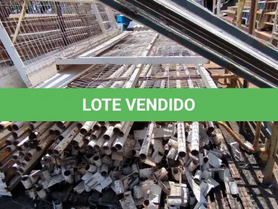 LOTE 240 - 01 LOTE COM GRANDES EM FERRO E TUBOS EM FERRO NA COR BRANCA (NO ESTADO, NÃO SABEMOS SE FUNCIONA. LEILÃO NÃO TEM GARANTIA E NEM DEVOLUÇÃO).