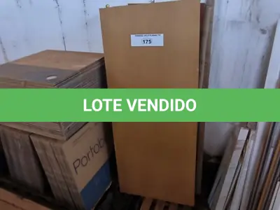 LOTE 175 - 01 LOTE COM PORTAS EM MADEIRA TAMANHOS DIVERSOS (NO ESTADO, NÃO SABEMOS SE FUNCIONA. LEILÃO NÃO TEM GARANTIA E NEM DEVOLUÇÃO).
