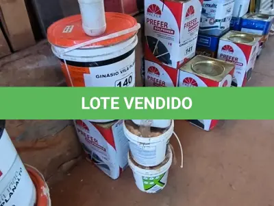LOTE 140 - 01 BALDE DE VERNIZ 01 LATA DE PRIMER ASFÁLTICO E 02 LATAS PEQUENAS DE COLA PARA PISO (NO ESTADO, NÃO SABEMOS SE FUNCIONA. LEILÃO NÃO TEM GARANTIA E NEM DEVOLUÇÃO).