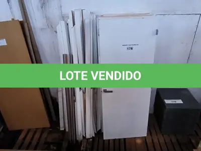LOTE 178 - 01 LOTE COM PORTA EM MADEIRA 80X2,10 COM PORTAIS (NO ESTADO, NÃO SABEMOS SE FUNCIONA. LEILÃO NÃO TEM GARANTIA E NEM DEVOLUÇÃO).