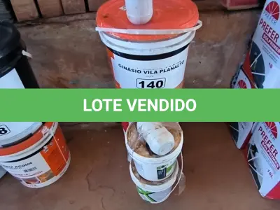 LOTE 140 - 01 BALDE DE VERNIZ 01 LATA DE PRIMER ASFÁLTICO E 02 LATAS PEQUENAS DE COLA PARA PISO (NO ESTADO, NÃO SABEMOS SE FUNCIONA. LEILÃO NÃO TEM GARANTIA E NEM DEVOLUÇÃO).