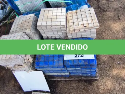 LOTE 272 - 01 LOTE COM REVESTIMENTOS 30X60 E PASTILHAS NA COR BRANCA E AZUL (NO ESTADO, NÃO SABEMOS SE FUNCIONA. LEILÃO NÃO TEM GARANTIA E NEM DEVOLUÇÃO).