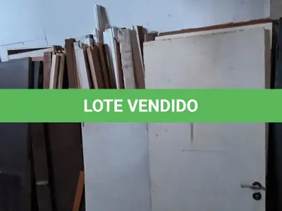 LOTE 182 - 01 LOTE COM PORTAS E PORTAIS EM MADEIRA (ESTADO, NÃO SABEMOS SE FUNCIONA. LEILÃO NÃO TEM GARANTIA E NEM DEVOLUÇÃO).