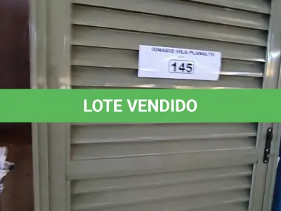LOTE 145 - 02 PORTAS EM ALUMÍNIO 80X2,45 NA COR VERDE (NO ESTADO, NÃO SABEMOS SE FUNCIONA. LEILÃO NÃO TEM GARANTIA E NEM DEVOLUÇÃO).