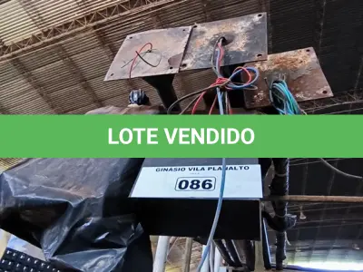 LOTE 086 - 05 PORTES COM LUMINÁRIAS (NO ESTADO, NÃO SABEMOS SE FUNCIONA. LEILÃO NÃO TEM GARANTIA E NEM DEVOLUÇÃO).