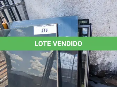LOTE 218 - 01 LOTE COM VIDROS TAMANHOS DIVERSOS (NO ESTADO, NÃO SABEMOS SE FUNCIONA. LEILÃO NÃO TEM GARANTIA E NEM DEVOLUÇÃO).
