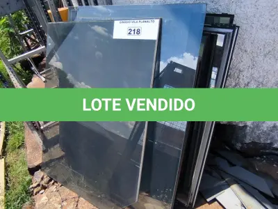 LOTE 218 - 01 LOTE COM VIDROS TAMANHOS DIVERSOS (NO ESTADO, NÃO SABEMOS SE FUNCIONA. LEILÃO NÃO TEM GARANTIA E NEM DEVOLUÇÃO).