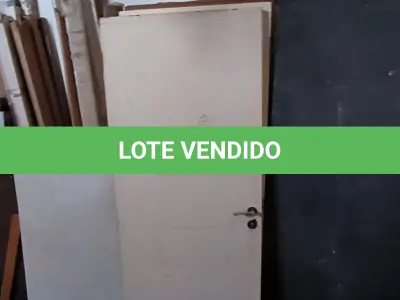 LOTE 182 - 01 LOTE COM PORTAS E PORTAIS EM MADEIRA (ESTADO, NÃO SABEMOS SE FUNCIONA. LEILÃO NÃO TEM GARANTIA E NEM DEVOLUÇÃO).