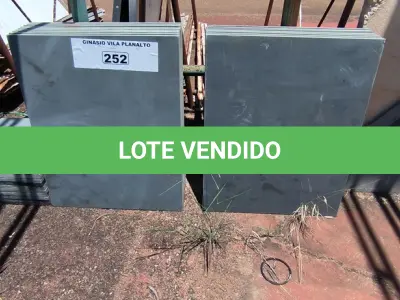 LOTE 252 - 01 LOTE COM PEDRAS ARDÓSIA NA COR CINZA (NO ESTADO, NÃO SABEMOS SE FUNCIONA. LEILÃO NÃO TEM GARANTIA E NEM DEVOLUÇÃO).