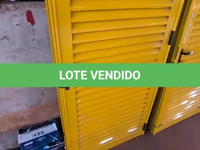 LOTE 134 - 02 PORTAS EM ALUMÍNIO 80X2,45 NA COR AMARELA (NO ESTADO, NÃO SABEMOS SE FUNCIONA. LEILÃO NÃO TEM GARANTIA E NEM DEVOLUÇÃO).