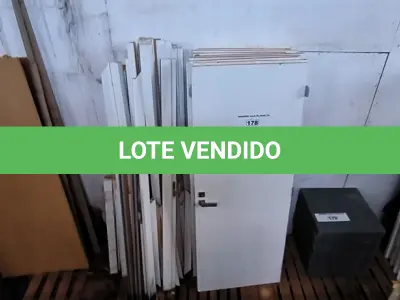 LOTE 178 - 01 LOTE COM PORTA EM MADEIRA 80X2,10 COM PORTAIS (NO ESTADO, NÃO SABEMOS SE FUNCIONA. LEILÃO NÃO TEM GARANTIA E NEM DEVOLUÇÃO).
