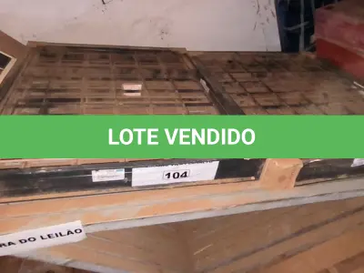 LOTE 104 - 02 JANELAS RETAS SEM BASCULANTE QUADRADAS 1,20X1,00 E 01 JANELA PARA BANHEIRO (NO ESTADO, NÃO SABEMOS SE FUNCIONA. LEILÃO NÃO TEM GARANTIA E NEM DEVOLUÇÃO).