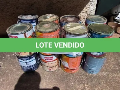 LOTE 023 - 01 LOTE COM LATAS DE TINTA DIVERSAS (NO ESTADO, NÃO SABEMOS SE FUNCIONA. LEILÃO NÃO TEM GARANTIA E NEM DEVOLUÇÃO).