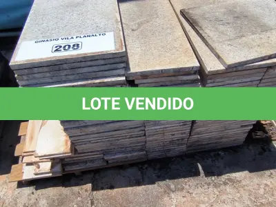LOTE 208 - 01 LOTE COM RODAPÉS EM GRANITO TAMANHOS E CORES DIVERSAS (NO ESTADO, NÃO SABEMOS SE FUNCIONA. LEILÃO NÃO TEM GARANTIA E NEM DEVOLUÇÃO).