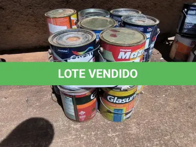 LOTE 024 - 01 LOTE COM LATAS DE TINTAS DIVERSAS (NO ESTADO, NÃO SABEMOS SE FUNCIONA. LEILÃO NÃO TEM GARANTIA E NEM DEVOLUÇÃO).