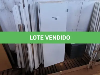 LOTE 178 - 01 LOTE COM PORTA EM MADEIRA 80X2,10 COM PORTAIS (NO ESTADO, NÃO SABEMOS SE FUNCIONA. LEILÃO NÃO TEM GARANTIA E NEM DEVOLUÇÃO).