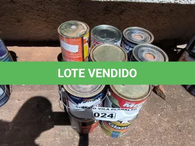 LOTE 024 - 01 LOTE COM LATAS DE TINTAS DIVERSAS (NO ESTADO, NÃO SABEMOS SE FUNCIONA. LEILÃO NÃO TEM GARANTIA E NEM DEVOLUÇÃO).