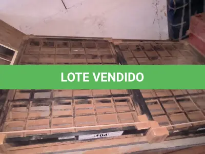 LOTE 104 - 02 JANELAS RETAS SEM BASCULANTE QUADRADAS 1,20X1,00 E 01 JANELA PARA BANHEIRO (NO ESTADO, NÃO SABEMOS SE FUNCIONA. LEILÃO NÃO TEM GARANTIA E NEM DEVOLUÇÃO).