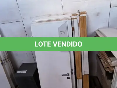 LOTE 180 - 01 LOTE COM PORTAS EM MADEIRA 80X2,10 COM PORTAIS (NO ESTADO, NÃO SABEMOS SE FUNCIONA. LEILÃO NÃO TEM GARANTIA E NEM DEVOLUÇÃO).
