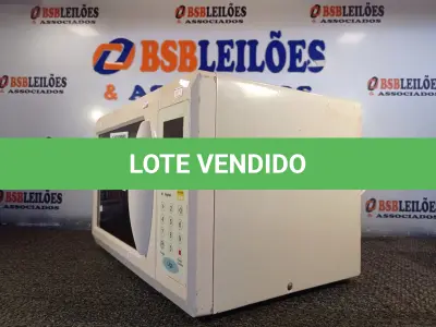 LOTE 006 - 01 MICRO-ONDAS. (NO ESTADO) ATENÇÃO! FAZER A VISITAÇÃO ANTES DE ARREMATAR, NÃO SABEMOS SE FUNCIONA. LEILÃO NÃO TEM GARANTIA E NEM DEVOLUÇÃO, SUJEITO A POSSÍVEIS AVARIAS VISÍVEIS/OCULTAS E/OU AUSÊNCIA DE COMPONENTES.
