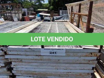 LOTE 241 - 01 LOTE COM GRADES EM FERRO NA COR BRANCA COM TELAS (NO ESTADO, NÃO SABEMOS SE FUNCIONA. LEILÃO NÃO TEM GARANTIA E NEM DEVOLUÇÃO).