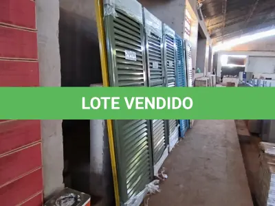LOTE 195 - 02 PORTAS EM ALUMÍNIO 80X2,45 NA COR VERDE E AMARELO (NO ESTADO, NÃO SABEMOS SE FUNCIONA. LEILÃO NÃO TEM GARANTIA E NEM DEVOLUÇÃO).