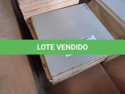 LOTE 067 - 12 CAIXAS DE PISO 60X60 NA COR CINZA (NO ESTADO, NÃO SABEMOS SE FUNCIONA. LEILÃO NÃO TEM GARANTIA E NEM DEVOLUÇÃO).