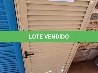 LOTE 147 - 02 PORTAS EM ALUMÍNIO 80X2,45 NA COR MARROM CLARO (NO ESTADO, NÃO SABEMOS SE FUNCIONA. LEILÃO NÃO TEM GARANTIA E NEM DEVOLUÇÃO).
