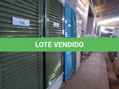 LOTE 145 - 02 PORTAS EM ALUMÍNIO 80X2,45 NA COR VERDE (NO ESTADO, NÃO SABEMOS SE FUNCIONA. LEILÃO NÃO TEM GARANTIA E NEM DEVOLUÇÃO).