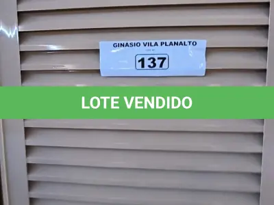 LOTE 137 - 02 PORTAS EM ALUMÍNIO 80X2,45 NA COR MARROM CLARO (NO ESTADO, NÃO SABEMOS SE FUNCIONA. LEILÃO NÃO TEM GARANTIA E NEM DEVOLUÇÃO).