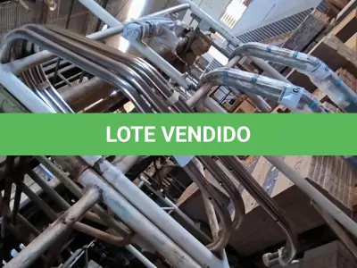 LOTE 090 - 02 ESCADAS PARA PISCINA EM INOX SEM DEGRAUS (NO ESTADO, NÃO SABEMOS SE FUNCIONA. LEILÃO NÃO TEM GARANTIA E NEM DEVOLUÇÃO).