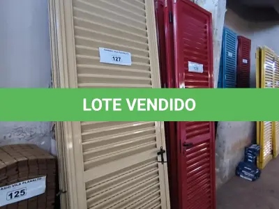 LOTE 127 - 02 PORTAS EM ALUMÍNIO 80X2.45 NA COR MARROM CLARO (NO ESTADO, NÃO SABEMOS SE FUNCIONA. LEILÃO NÃO TEM GARANTIA E NEM DEVOLUÇÃO).