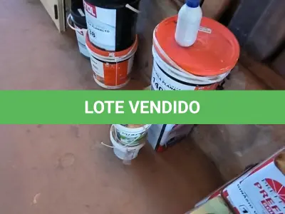 LOTE 140 - 01 BALDE DE VERNIZ 01 LATA DE PRIMER ASFÁLTICO E 02 LATAS PEQUENAS DE COLA PARA PISO (NO ESTADO, NÃO SABEMOS SE FUNCIONA. LEILÃO NÃO TEM GARANTIA E NEM DEVOLUÇÃO).